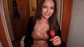 В моем чемодане оказался вибратор моей мачехи, и она пришла ко мне в номер за пропажей