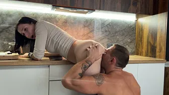 "Светочка, пока разогреваешь пиццу, разогрей и мой член своим теплым ротиком", - говорит клиент доставщице пиццы