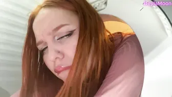 Моя мачеха разозлилась на меня оттого, что я испортил её кофточку, но я не разочарую её своим большим членом