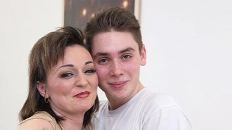 Озорная мамка брюнеточка с большой задницей заставит глуповатого девственного пасынка трахаться