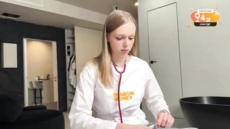 Молоденькая медсестра знает как избавлять пациентов от симптомов гриппа